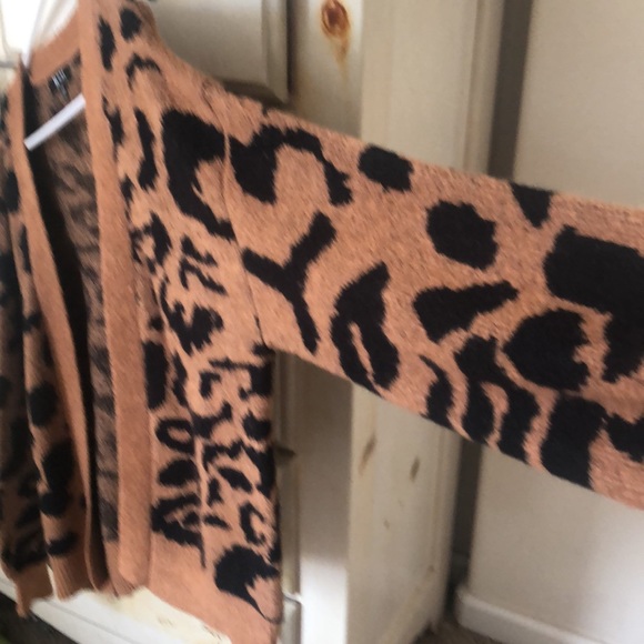 Small leopard kinda print sweater - Picture 5 of 5